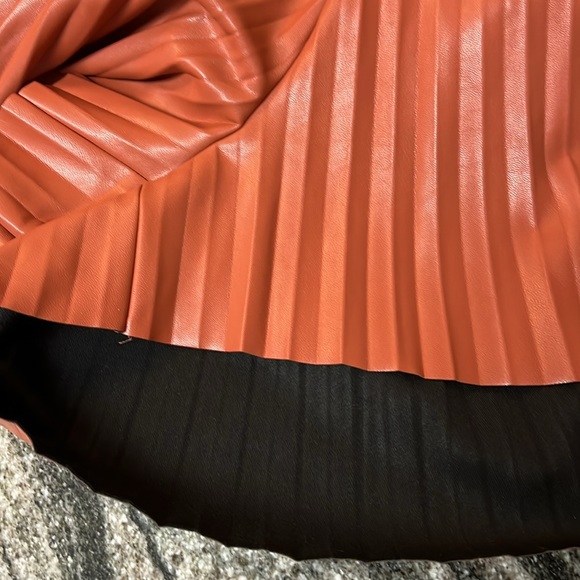 A.L.C. Bondi Pleated Elastic Pull-On Short in Russet Size 8 - Picture 6 of 8